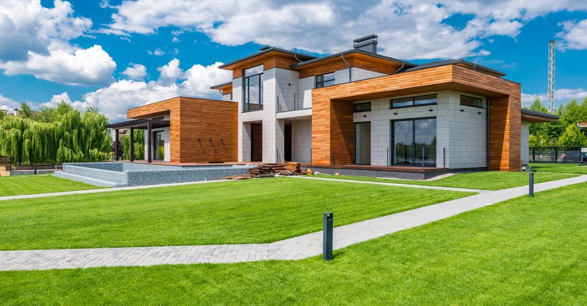 Stunning villa contemporaine avec grand jardin vert et ciel bleu clair.